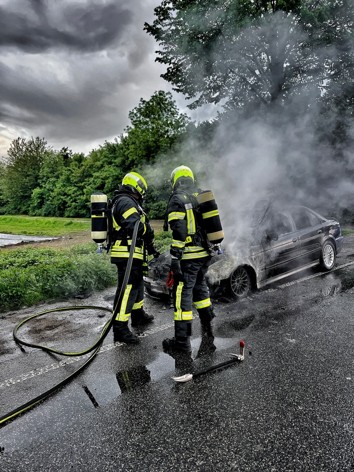 FW-NE: PKW in Vollbrand | Starke Rauchentwicklung