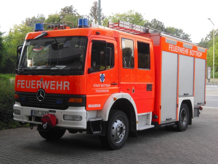 FW-BOT: Bottrop-Innenstadt; Zwei PKW brennen in Hauseinfahrt