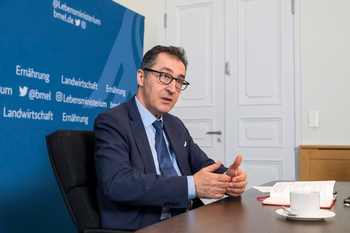 Werbeverbot für Ungesundes: Özdemir fordert im Interview mit der Apotheke Umschau die Industrie auf, aus der "Schmollecke" zu kommen