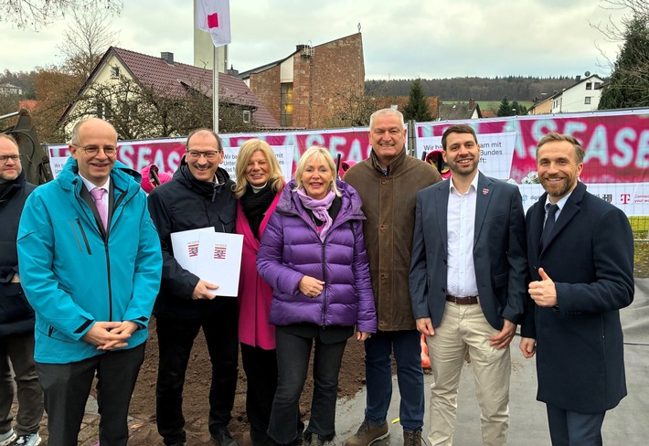 Große Weihnachtsfreude: Geförderter Glasfaserausbau für Landkreis Fulda gestartet