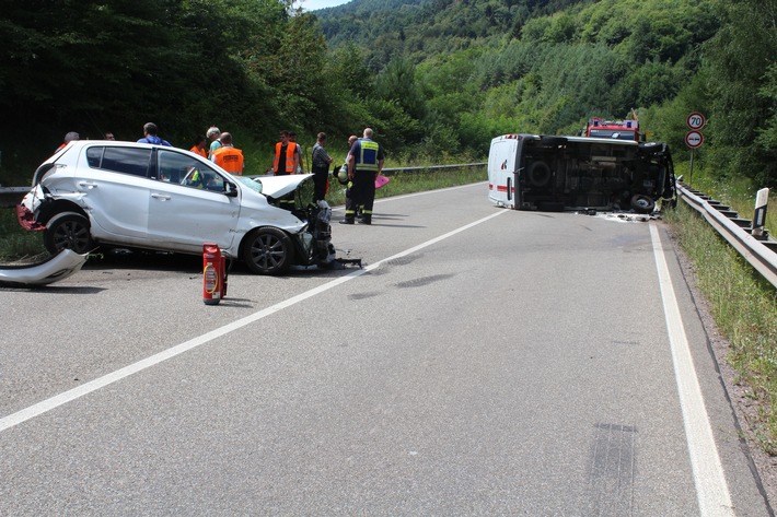 POL-PDLD: Schwerer Verkehrsunfall auf der B 10