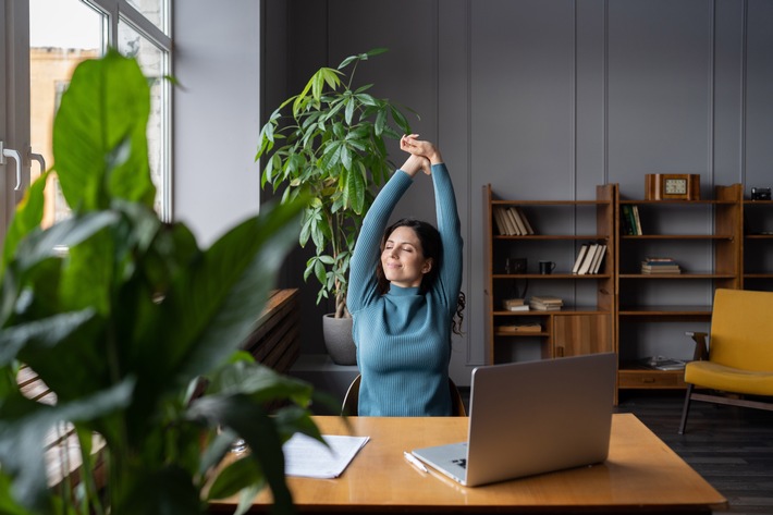 Steifer Nacken? So bleiben Sie beweglich / Ein klassischer Büro-Job erfordert Ausgleich durch statische oder dynamische Dehnübungen