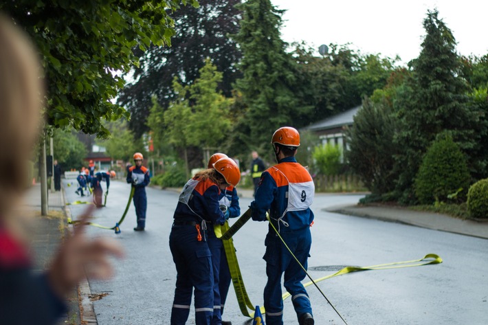 FW-NE: Leistungsspangenabnahme der Jugendfeuerwehren aus NRW in Kaarst