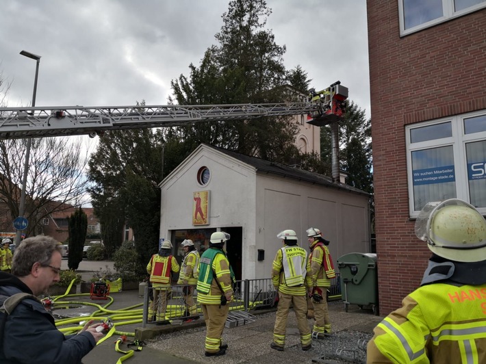 POL-STD: Polizei warnt vor Betrügereien im Zusammenhang mit der Corona-Krise, Fettbrand in Imbissküche löst Großalarm für die Stader Feuerwehr aus