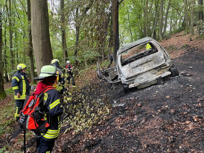 FW Heimbach: Pkw-Brand im Wald - Zuwegung erschwert die Löscharbeiten