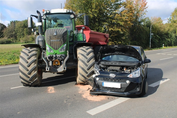 POL-DN: Traktor stößt gegen Pkw - eine Person leicht verletzt