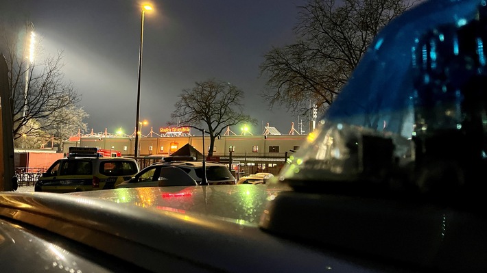 POL-OB: Fußballspiel in der Regionalliga West zwischen Rot-Weiß Oberhausen und Rot-Weiss Essen im Stadion Niederrhein in Oberhausen