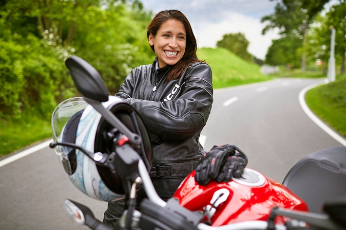 Autostadt Story: Sicher auf zwei Rädern - Motorradfahrerin Elisa Sholobjuk probierte das Wiederaufsteigertraining