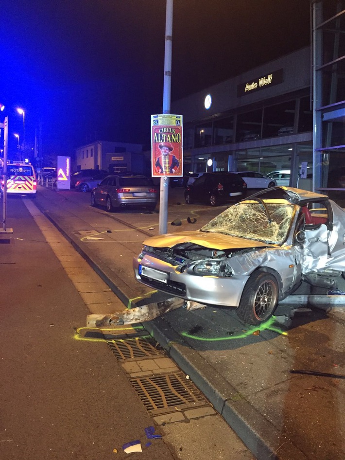 FW-MH: Ergänzung zum schweren Verkehrsunfall. Polizei und Feuerwehr loben Ersthelfer.