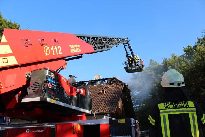 FW VG Asbach: Dachstuhlbrand in Windhagen: Keine Verletzten, Haus unbewohnbar