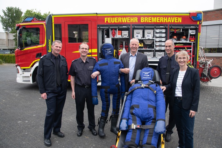 FW Bremerhaven: Volksbank eG Bremerhaven-Cuxland spendet zwei neue Rettungspuppen an die Freiwillige Feuerwehr Bremerhaven