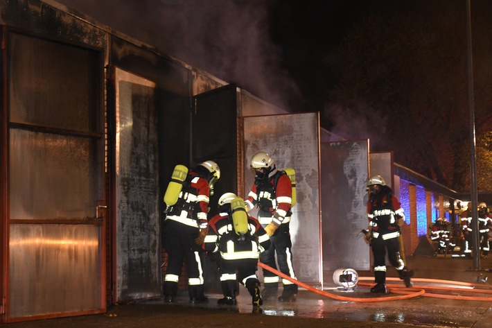 FW-PI: Elmshorn: Feuer einer Lagerhalle in Gewerbepark