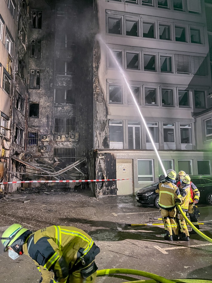 FW-E: Großbrand in Essener Innenstadt - Flammen schießen 18 Meter in den Himmel