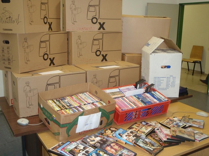 POL-D: Mittwoch, 5. Mai 2010, 14 Uhr
Durchsuchung in Stadtmitte - Polizei stellt 3299 illegale DVDs sicher - Foto hängt als Datei an