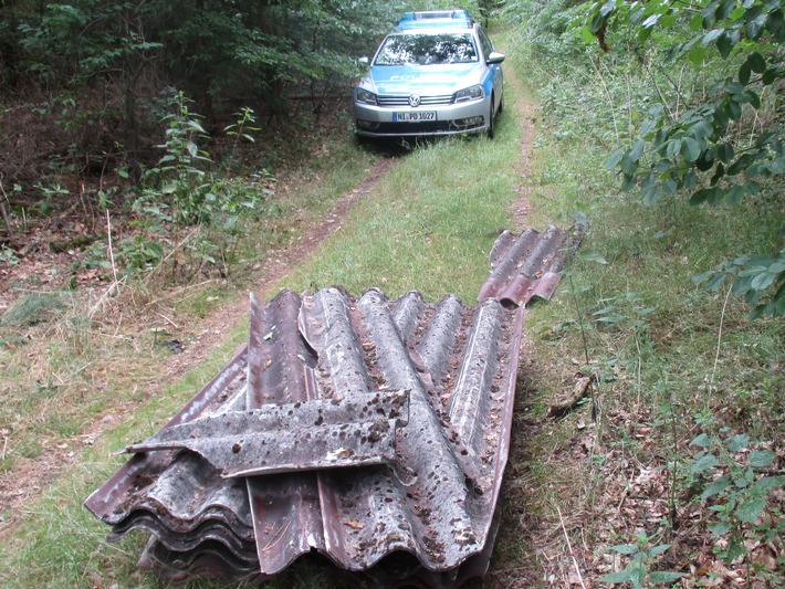 POL-NI: Eystrup: Asbesthaltige Dachplatten illegal im Wald entsorgt - Polizei bittet um Zeugenhinweise