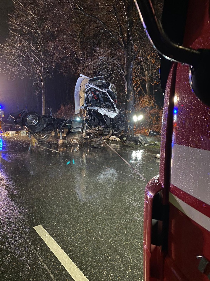 FW-DO: VERKEHRSUNFALL IN SCHÜREN LKW Fahrer im Führerhaus eingeklemmt.