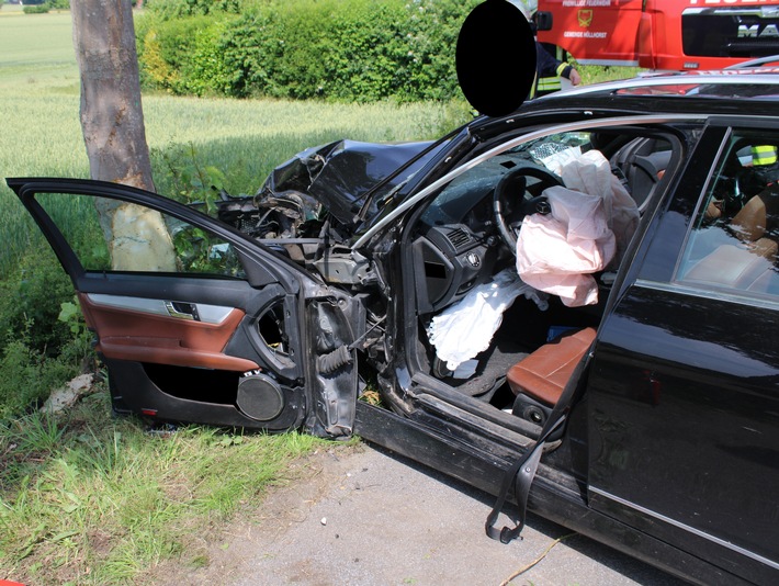 POL-MI: Verkehrsunfall mit zwei verletzten Personen - Fahrzeug prallt gegen Baum