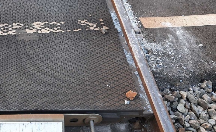 BPOL-BadBentheim: Steine auf Gleise gelegt - Schnellbremsung eines Güterzuges / Bundespolizei warnt vor Betreten der Gleise