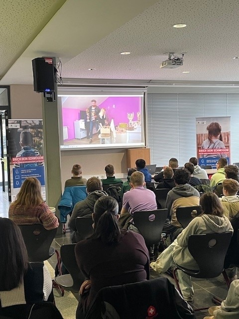 POL-DA: Erbach: "Gefangen im Netz"/Rund 100 Schülerinnen und Schüler sensibilisiert