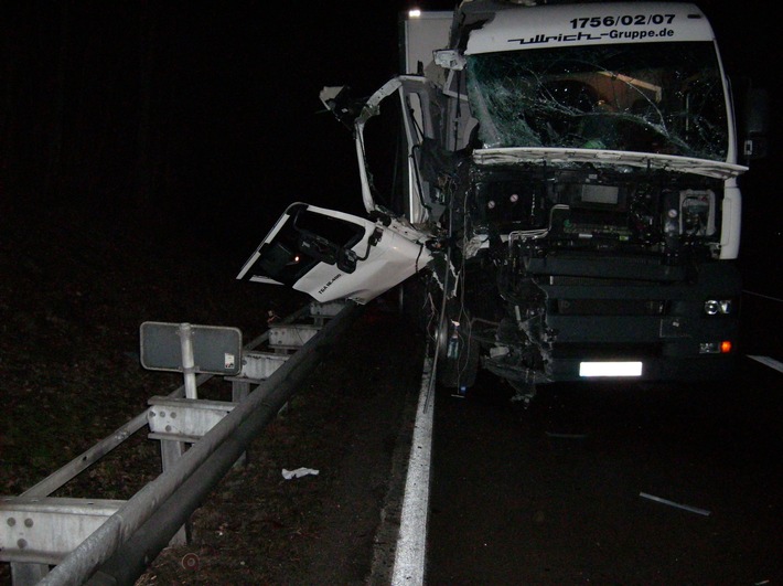 POL-HI: Verkehrsunfall auf der BAB mit 40 t-Sattelzug, hoher Sachschaden