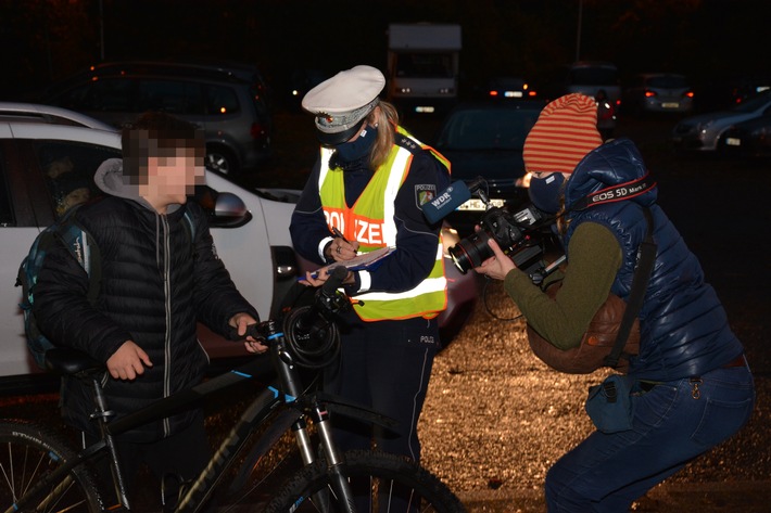 POL-ME: Fahrrad-Lichttest-Aktion: Polizei überprüfte mehr als 2.900 Fahrräder - Kreis Mettmann - 2101026 (FOTO)