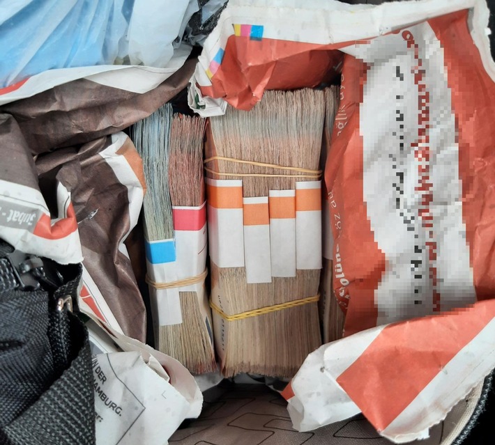 BPOL-BadBentheim: Rund 27.000 Euro in Zeitungspapier eingewickelt / Clearingverfahren wegen Verdachts der Geldwäsche eingeleitet