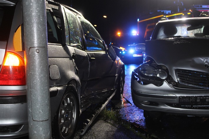 POL-HA: Vier Leichtverletzte bei Verkehrsunfall