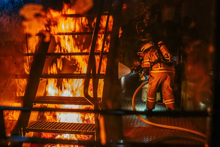 FW Lehrte: 120 Atemschutzgeräteträger der Feuerwehren aus dem Stadtgebiet Lehrte trainieren in Brandsimulationsanlage