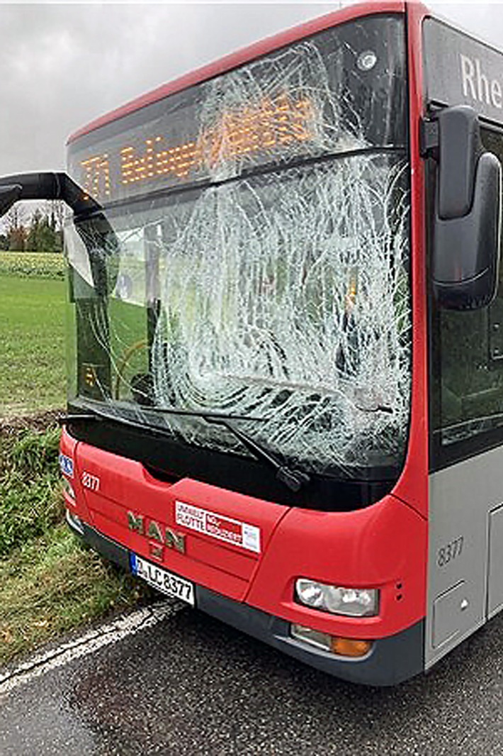 POL-ME: Linienbus durch Gegenverkehr beschädigt - vier Insassen verletzt - Heiligenhaus - 2311071