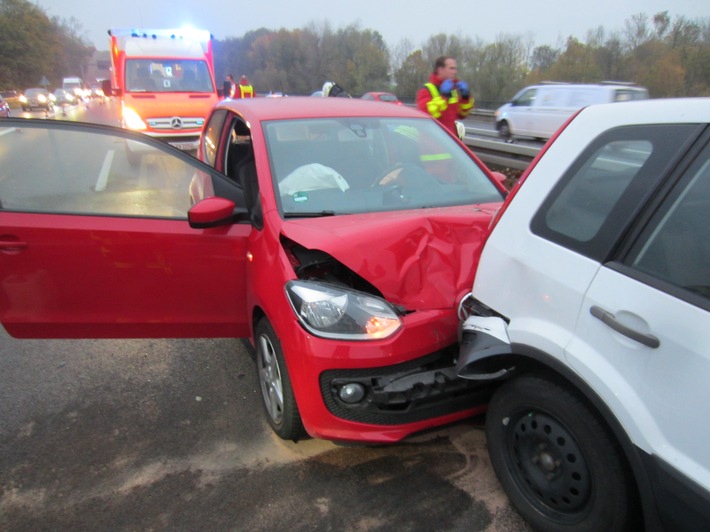 FW-MH: Verkehrsunfall mit 3 beteiligten Fahrzeugen auf der A 40