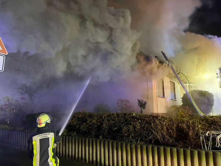 FW-E: Dachstuhlbrand in einem Einfamilienhaus - keine verletzten