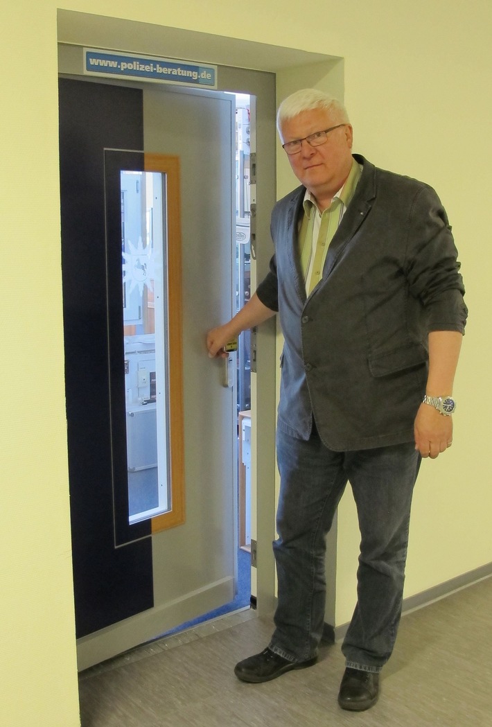 POL-NI: Präventioner Reinhard Krüger schließt ein letztes Mal seine Bürotür
