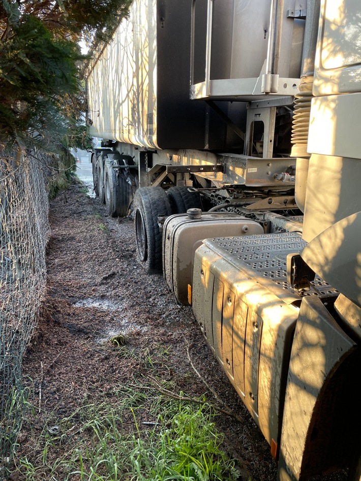 FW Lage: Feuer 2/LKW und Heckenbrand - 29.05.2021 - 19:53 Uhr