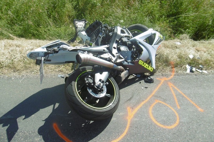 POL-KLE: Weeze - Verkehrsunfall / Zwei Motorradfahrer bei Zusammenstoß schwer verletzt
