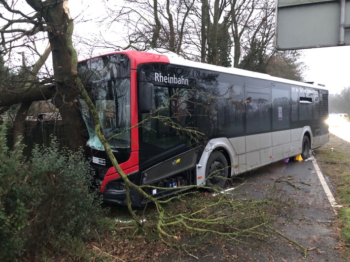 POL-ME: Mehrere Personen nach Busunfall verletzt - Ratingen - 2401054