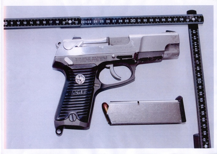 POL-HI: Polizei zeigt Tatwaffe Ruger Cal. 45 zur Familientragödie in Hornsen.