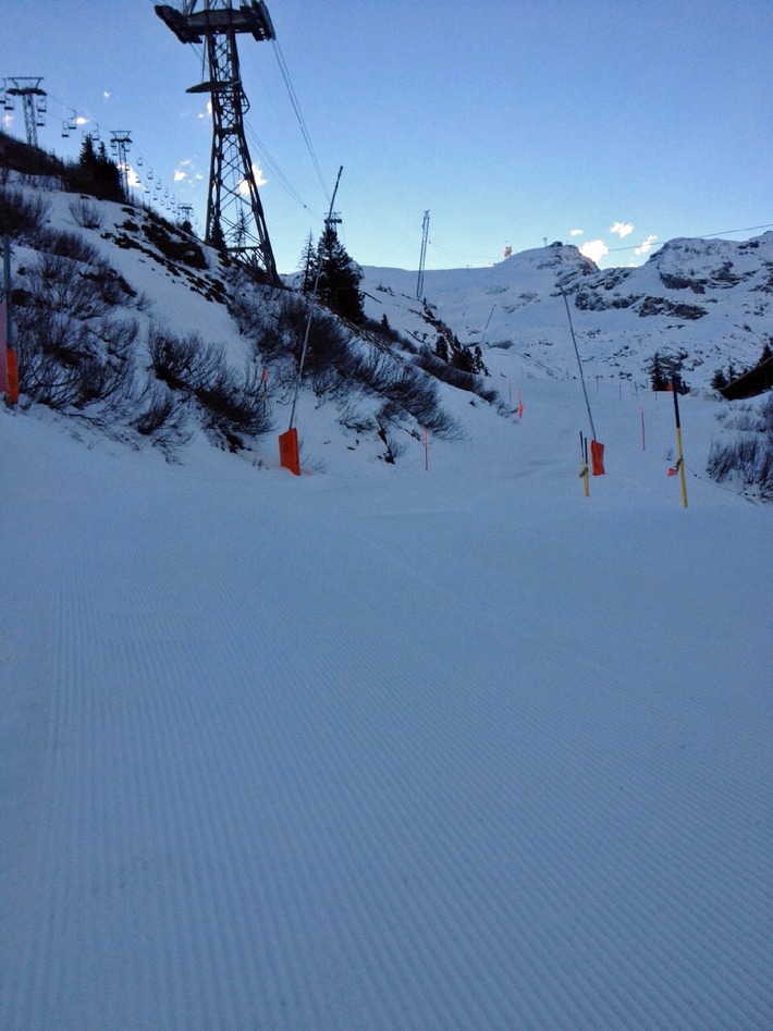 &quot;Viel besser als ich mir vorstellte&quot; - sagten viele Schneesportler am letzten Wochenende / Alle Hauptpisten vom Titlis bis Trübsee sind geöffnet und die Pistenverhältnisse bis 2&#039;000 Meter sind gut (BILD)