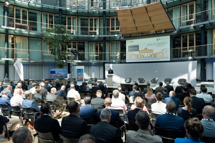 Mehr als 150 Teilnehmer diskutierten bei der diesjährigen STATE OF SECURITY im Allianz Forum Berlin. / Weiterer Text über ots und www.presseportal.de/nr/112413 / Die Verwendung dieses Bildes für redaktionelle Zwecke ist unter Beachtung aller mitgeteilten Nutzungsbedingungen zulässig und dann auch honorarfrei. Veröffentlichung ausschließlich mit Bildrechte-Hinweis.