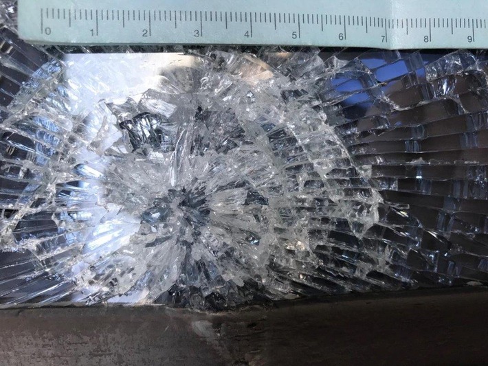 BPOL NRW: ICE 613 - Unbekannte schleudern Steine auf Zug - Bundespolizei sucht Zeugen!