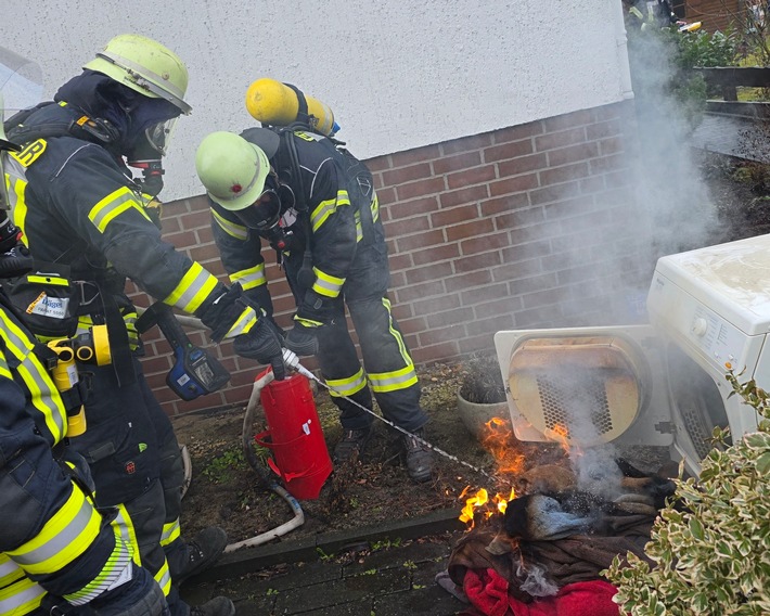 FW Celle: Wäschetrockner brennt in einem Keller in Westercelle