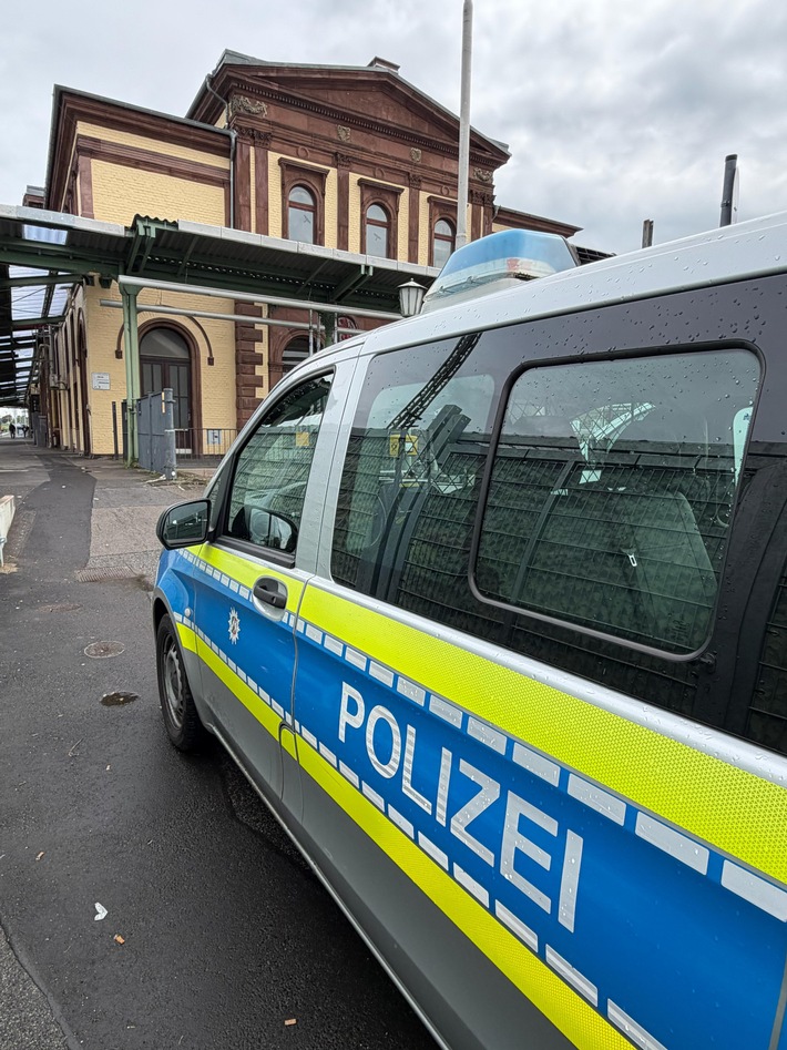 POL-DN: Schwerpunkteinsatz am Bahnhof Düren: Haftbefehle vollstreckt und mutmaßlicher Drogendealer festgenommen