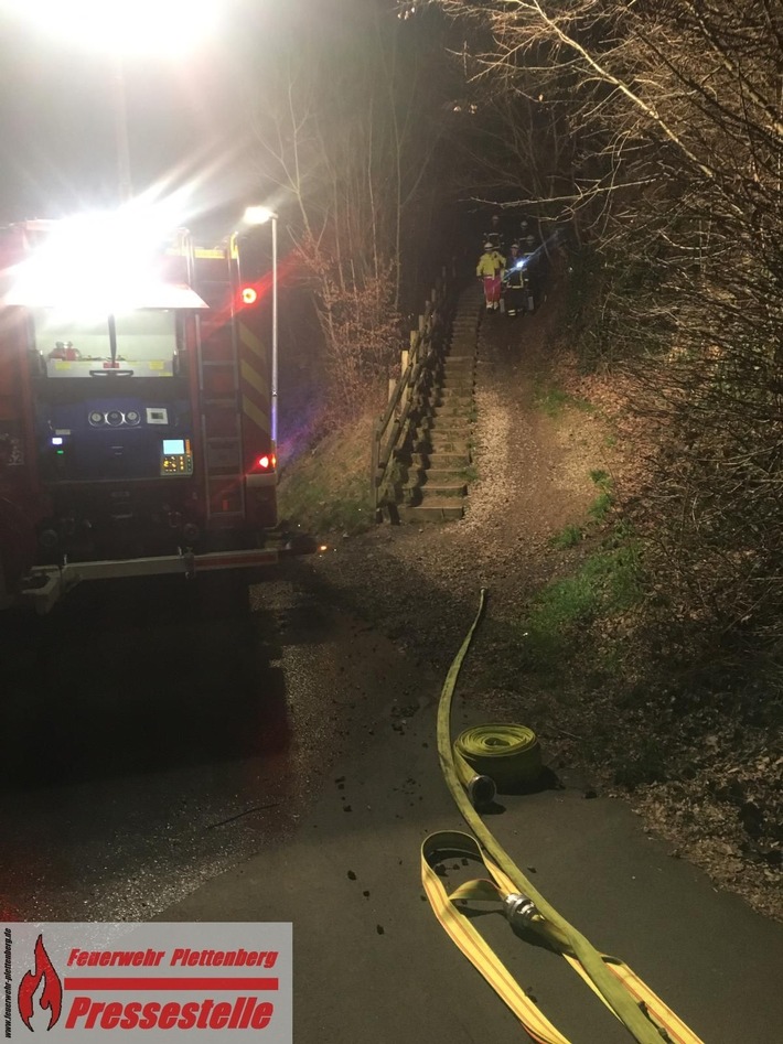 FW-PL: OT-Kersmecke. Erster Flächenbrand im neuen Jahr in Plettenberg. Knapp 15 Quadratmeter Waldboden brannten.