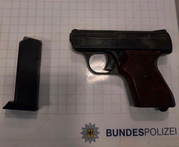 BPOL NRW: Bundespolizisten stellen Schreckschusswaffe bei 43-Jährigen sicher +++Foto+++