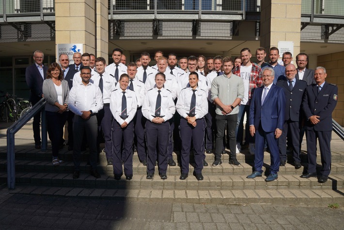 POL-HF: 23 Neue Beamtinnen und Beamte bei der Polizei Herford
