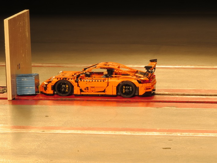 Der etwas andere c&#039;t-Prüfstand / Lego-Porsche im Crash-Test