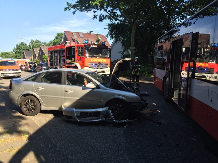 FW-PI: Elmshorn: Unfall mit Linienbus - vier Personen verletzt