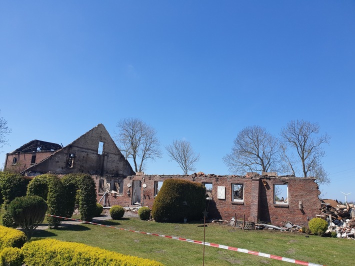 POL-WHV: Der Brand eines Gutshofes mit angrenzendem Wohnhaus im Wangerland dürfte aufgrund eines technischen Defektes im Nebengebäude ausgelöst worden sein