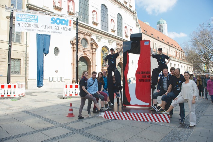 München zeigt Bein gegen Landminen und Streubomben (FOTO)