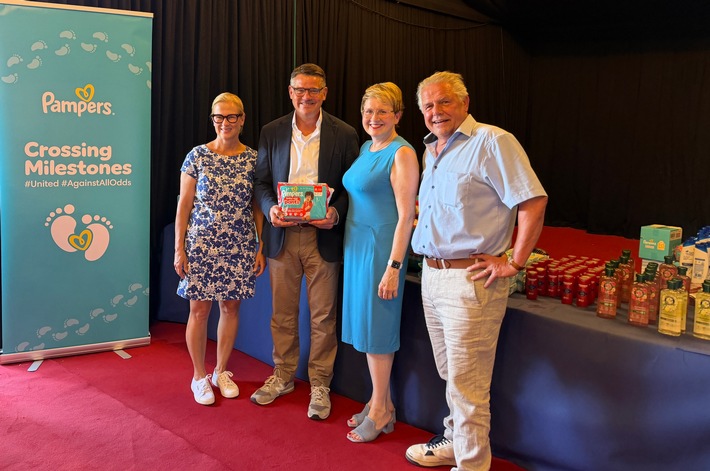 Engagement für Mehrlingsfamilien in Hessen: Procter & Gamble unterstützt das traditionelle Drillingstreffen des hessischen Ministerpräsidenten