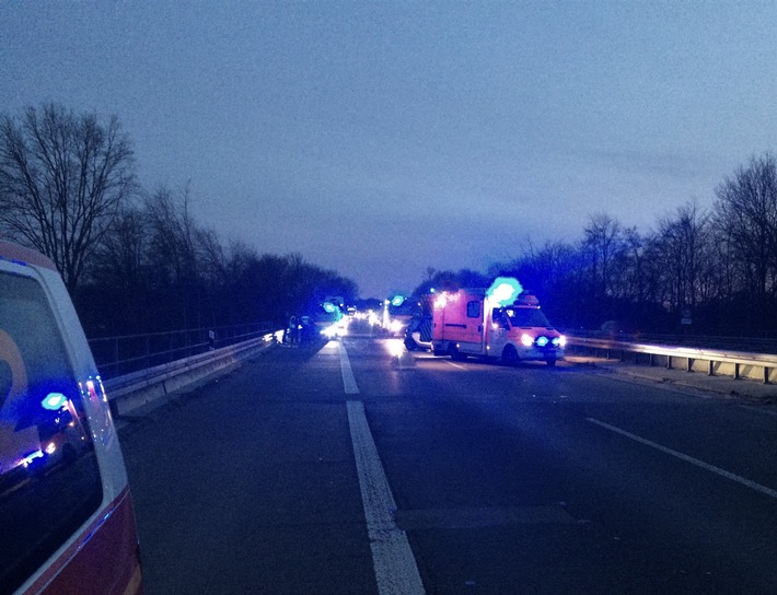 FW Dinslaken: Schwerer Verkehrsunfall auf der Autobahn A3 Fahrtrichtung Niederlande